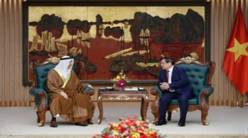 رئيس وزراء فيتنام يناقش تعزيز العلاقات الثنائية مع سفير دولة الإمارات العربية المتحدة